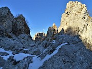 28 Sulle nevi del 'labirinto' , valloncello innevato tra ghiaoni e torrioni della Cornagera
